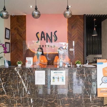 Sans Hotel Kupang Indah Surabaya By Reddoorz Ngoại thất bức ảnh